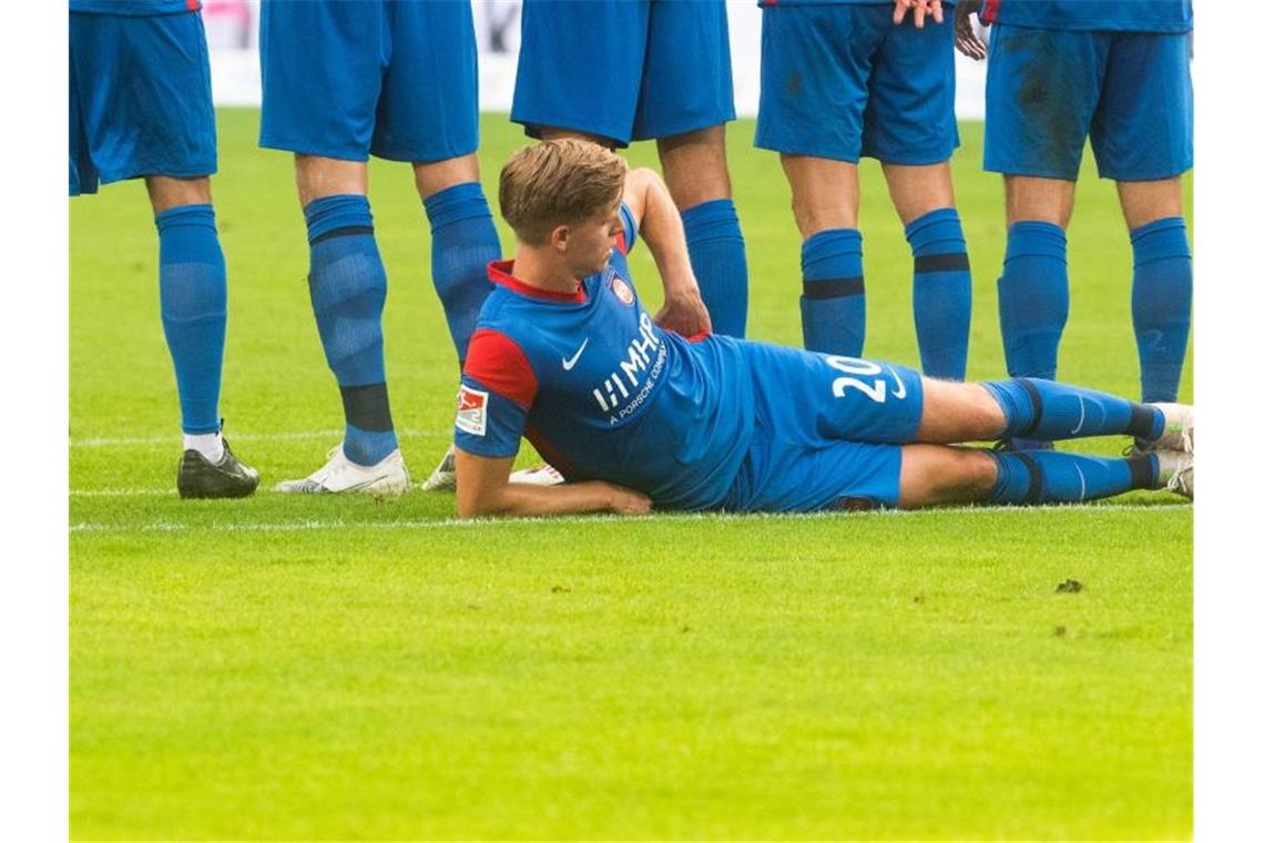 Heidenheim gegen Dresden wohl ohne Mittelfeldspieler Burnic Heidenheims Dzenis Burnic liegt bei einem Freistoß hinter der Mauer. Foto: Julian Stratenschulte/dpa