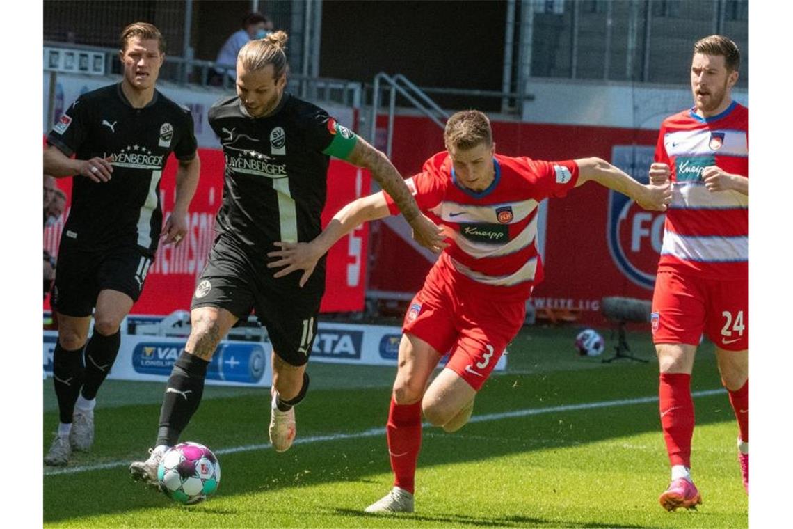 Bochum vor Rückkehr ins Oberhaus - Paderborn trifft achtmal Heidenheims Jan Schöppner (r) und Sandhausens Dennis Diekmeier versuchen an der Seitenlinie den Ball zu erlaufen. Foto: Stefan Puchner/dpa