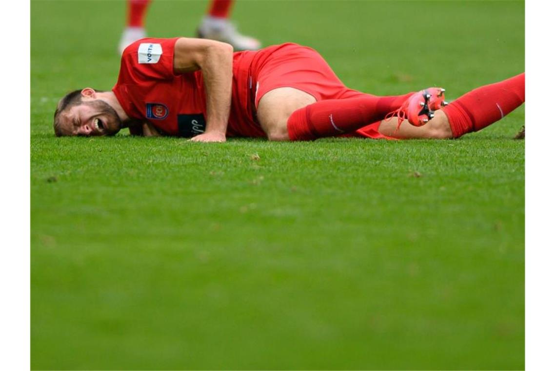 Ohne Cheftrainer Schmidt: Heidenheim verliert in Aue Heidenheims Jonas Föhrenbach am Boden. Foto: Robert Michael/dpa-Zentralbild/dpa