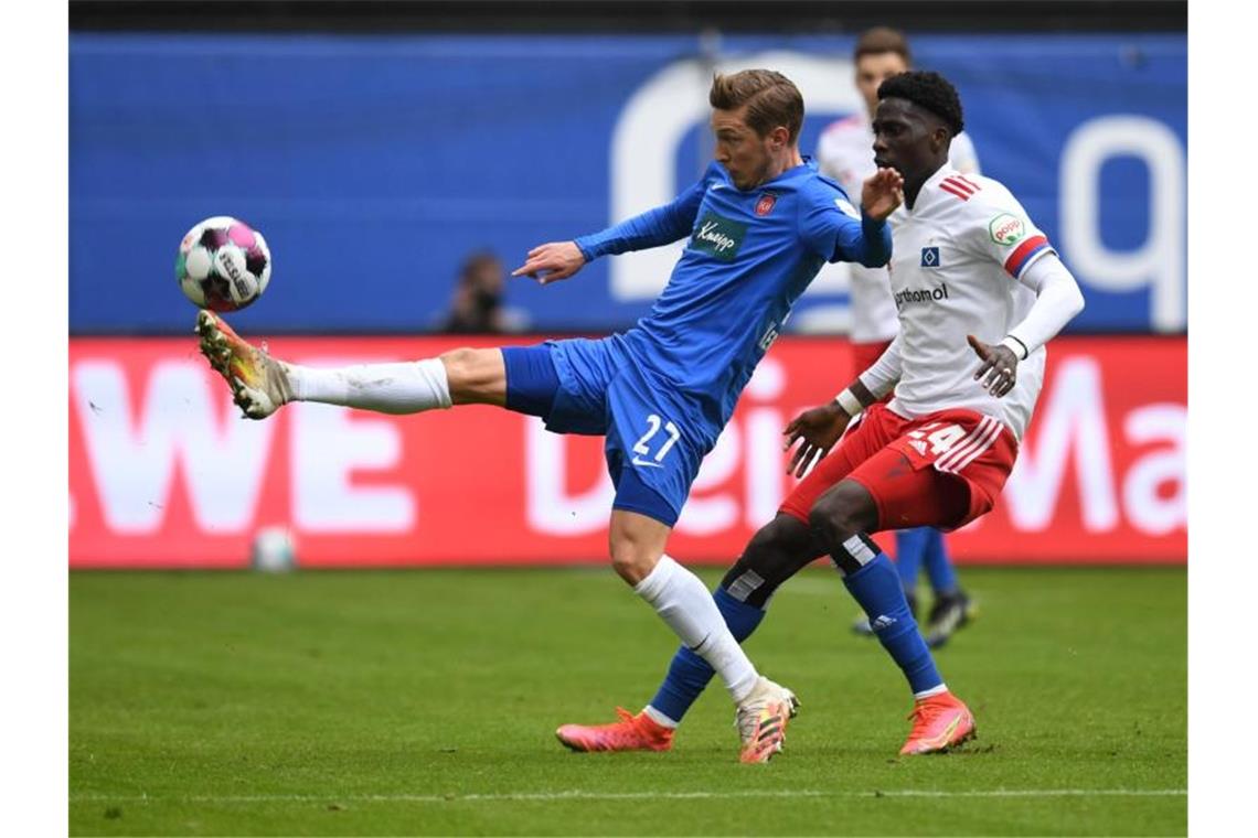 HSV nach Sieg gegen Angstgegner Heidenheim wieder Erster Heidenheims Konstantin Kerschbaumer und Hamburgs Amadou Onana (l-r.) in Aktion. Foto: Daniel Reinhardt/dpa