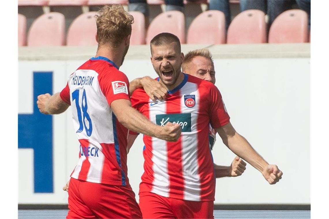 VfB übernimmt Tabellenführung - Heimpleite für Hannover 96 Heidenheims (l-r) Sebastian Griesbeck, Robert Leipertz und Marc Schnatterer jubeln. Foto: Stefan Puchner