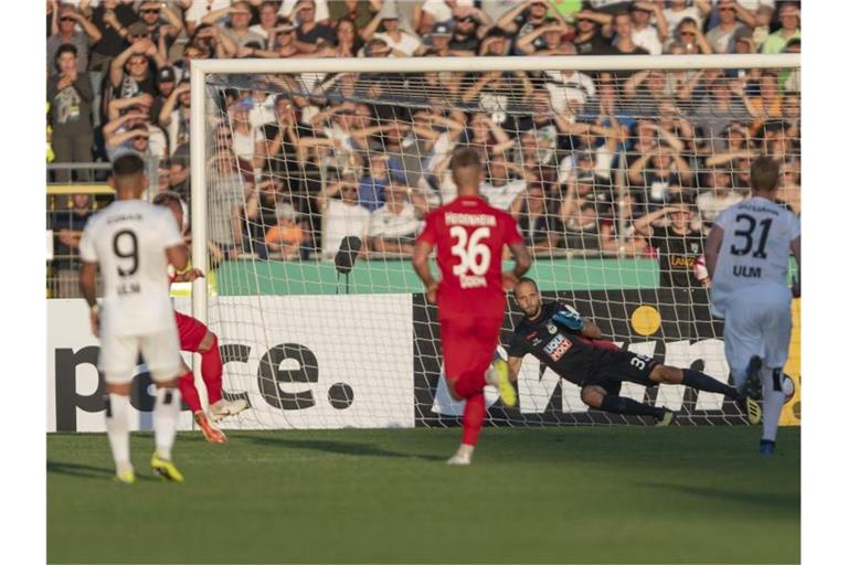 Heidenheims Marc Schnatterer (l.) erzielt das Tor zum 0:2 per Elfmeter gegen Ulms Torwart Kevin Mueller. Foto: Daniel Maurer