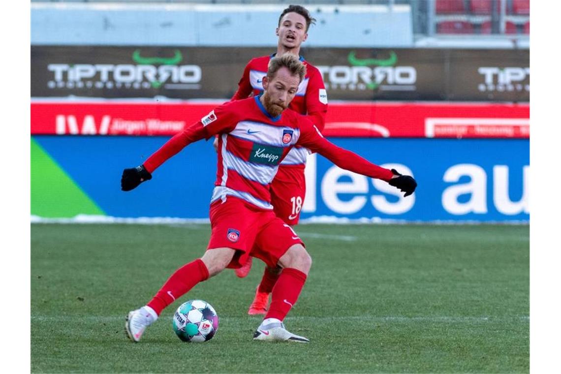 „Wie kein Spieler vor ihm“: Schnatterers besondere Rolle Heidenheims Marc Schnatterer spielt den Ball. Foto: Stefan Puchner/dpa/Archivbild