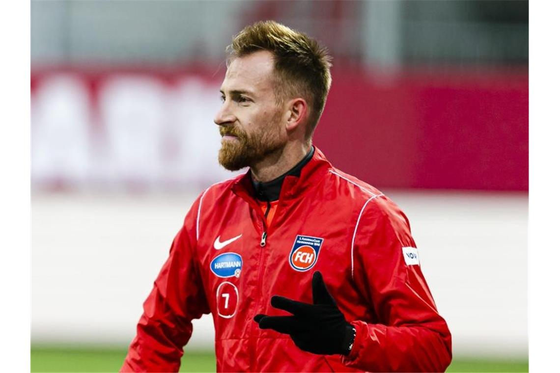 Schnatterer: Noch immer Lust auf Fußball in Heidenheim Heidenheims Marc Schnatterer steht vor einem Spiel auf dem Platz. Foto: Frank Molter/dpa/Archivbild