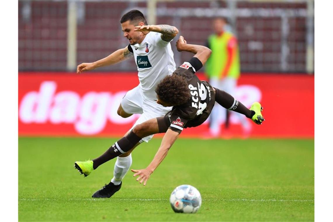 Heidenheims Marnon Busch (l) und Paulis Luis Coordes teilten sich mit ihren Teams die Punkte. Foto: Stuart Franklin/Getty Images Europe/Pool/dpa