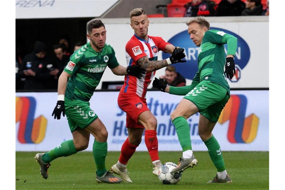 Bielefeld an Tabellenspitze zurück - VfB und HSV patzen Heidenheims Niklas Dorsch (M) kämpft gegen Fürths Maximilian Wittek (l) und Havard Nielsen um den Ball. Foto: Stefan Puchner/dpa