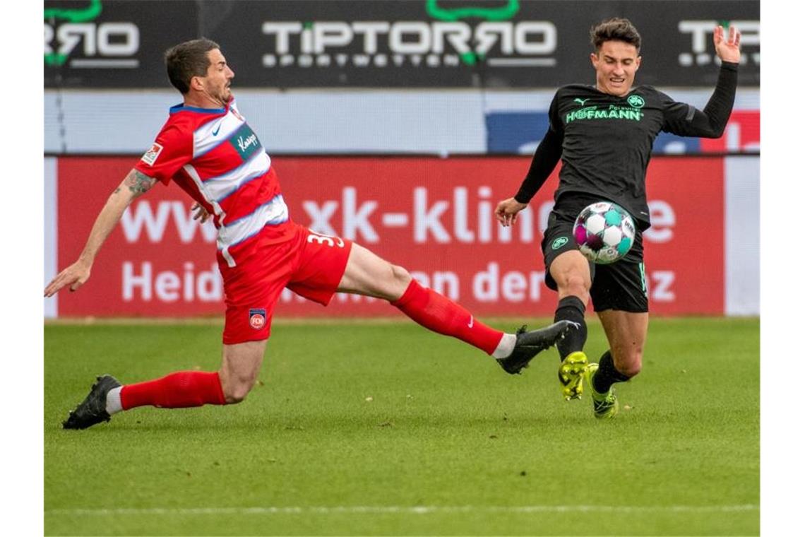 Bochum-Sieg im Spitzenspiel - Osnabrück beendet Negativserie Heidenheims Norman Theuerkauf (l) und Fürths Marco Meyerhöfer grätschen beide zum Ball. Foto: Stefan Puchner/dpa
