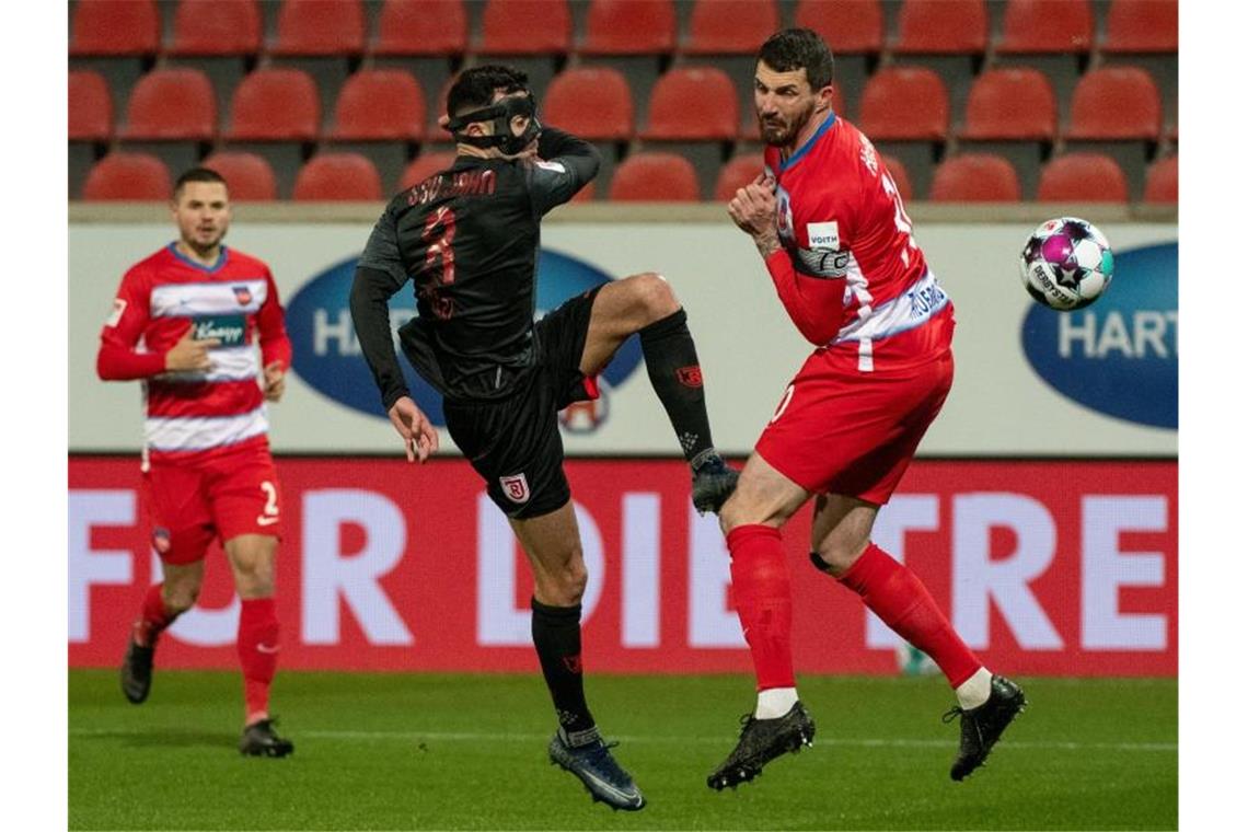Terodde führt HSV an die Spitze - Heimdebakel für Fürth Heidenheims Norman Theuerkauf (r) und Regensburgs Albion Vrenezi teilten sich mit ihren Teams die Punkte. Foto: Stefan Puchner/dpa