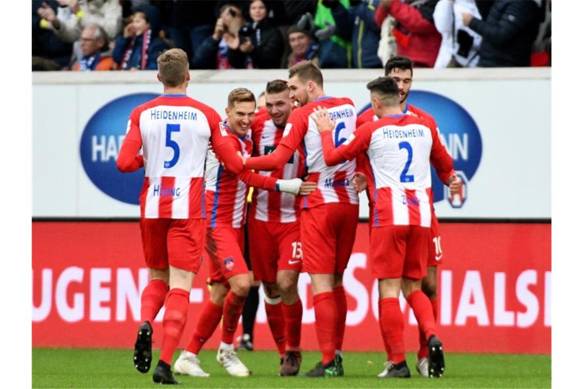 Führungstrio schwächelt - Trainerdiskussion beim VfB Heidenheims Oliver Hüsing (l-r), Konstantin Kerschbaumer, Robert Leipertz, Patrick Mainka, Marnon Busch und Tim Kleindienst jubeln. Foto: Stefan Puchner/dpa