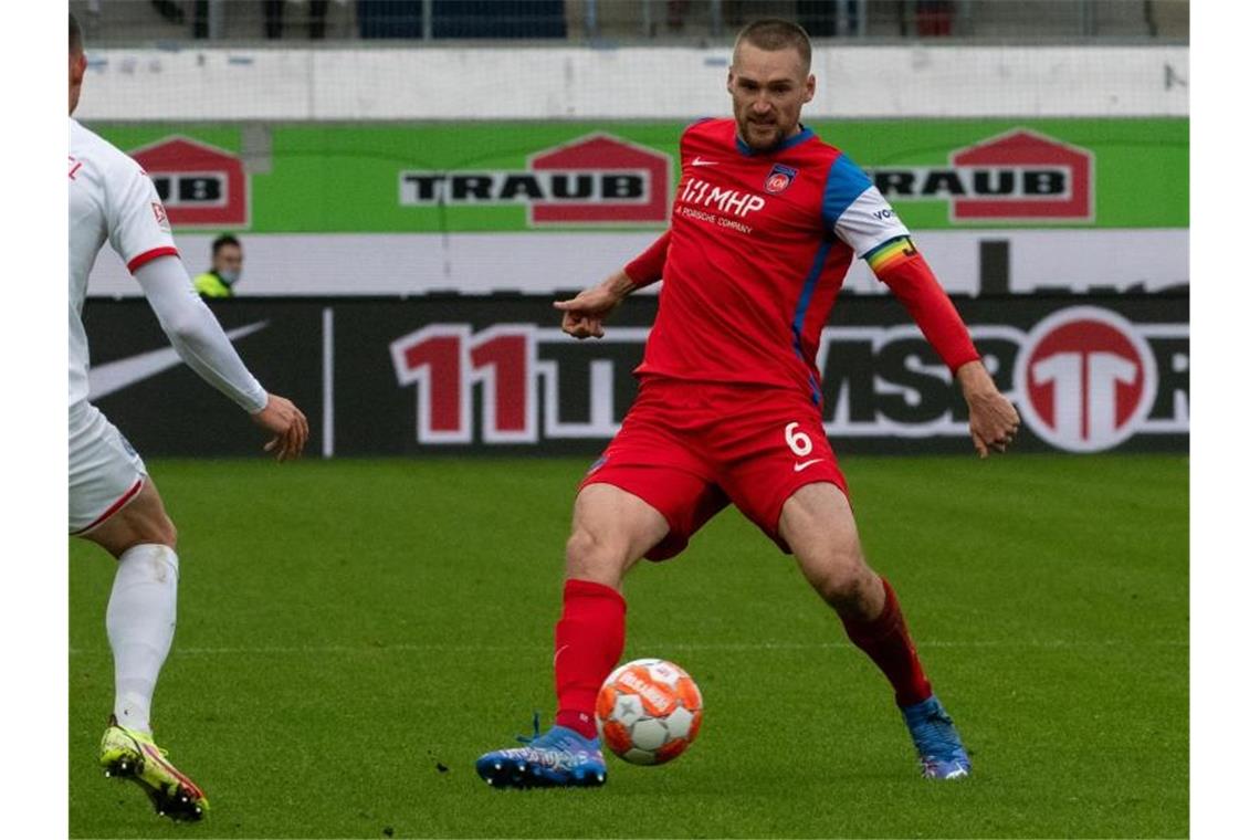 Heidenheims Patrick Mainka spielt den Ball. Foto: Stefan Puchner/dpa/Archivbild