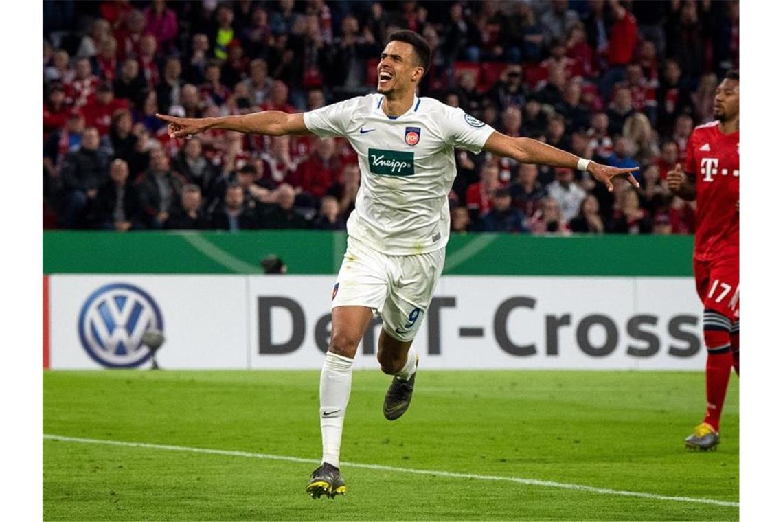 Heidenheims Robert Glatzel feiert sein Tor zum 4:4 gegen den FC Bayern München. Foto: Sina Schuldt/Archiv