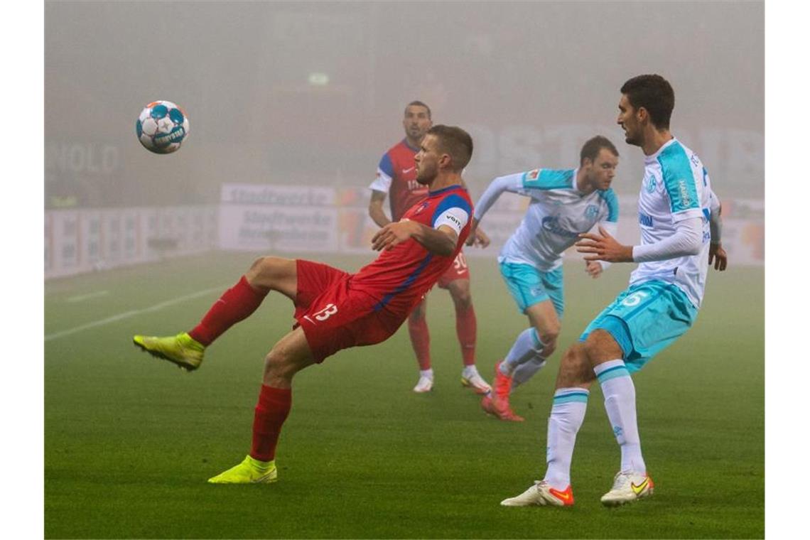 1. FC Heidenheim beendet Negativlauf: 1:0 gegen Schalke Heidenheims Robert Leipertz (l) und Schalkes Marcin Kaminski (r) kämpfen um den Ball. Foto: Stefan Puchner/dpa