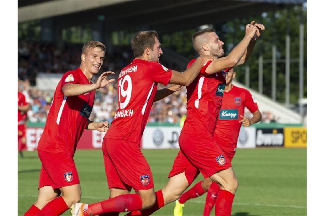 Heidenheims Robert Leipertz (r) feiert mit seinen Mannschaftskameraden sein Tor zum 1:0. Foto: Daniel Maurer