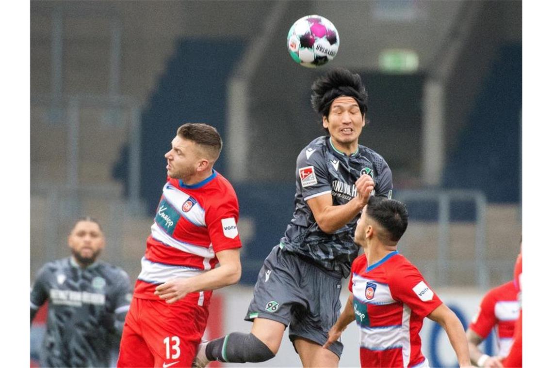 Heidenheim vergrößert Sorgen von Hannover: 1:0 Heidenheims Robert Leipertz und Hannovers Genki Haraguchi (l-r.) in Aktion. Foto: Stefan Puchner/dpa