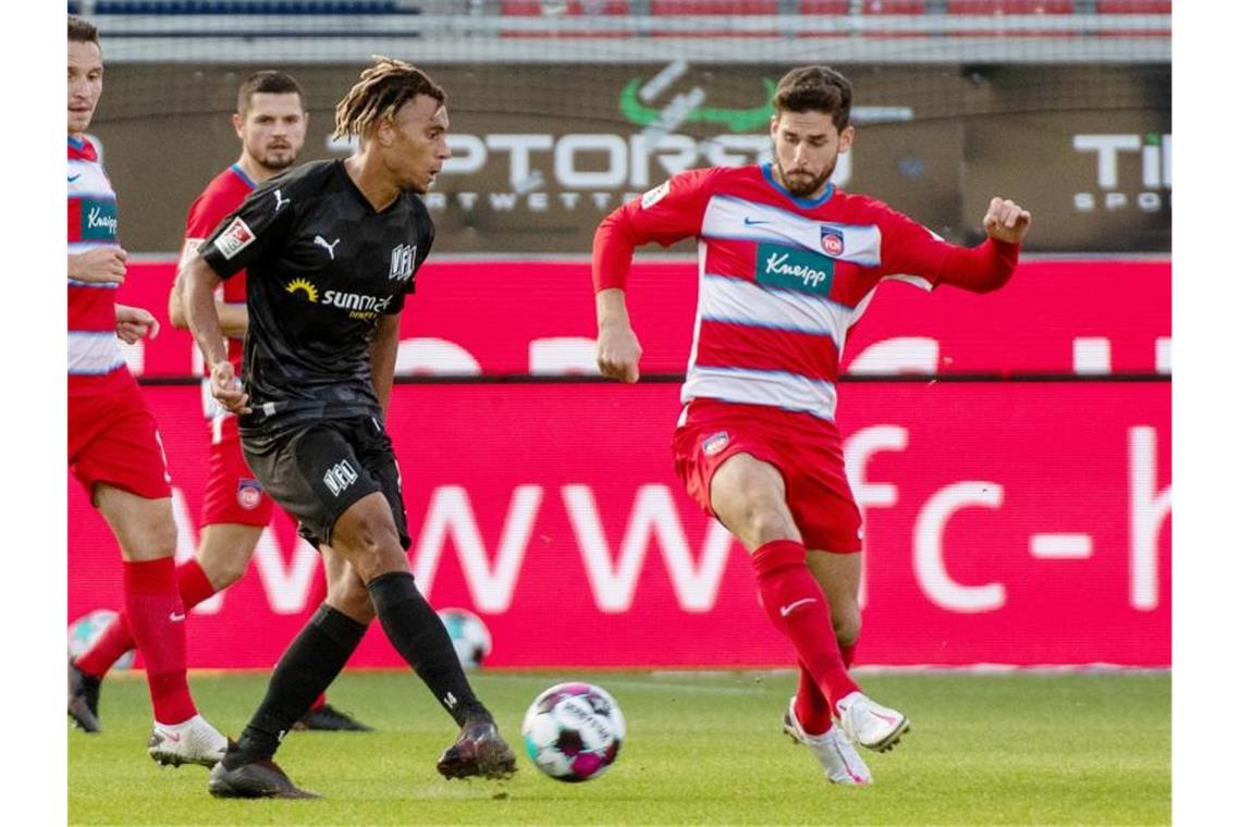 Heidenheim spielt Remis nach Corona-Verwirrung Heidenheims Schimmer (r) und Osnabrücks Amenyido in Aktion. Foto: Stefan Puchner/dpa
