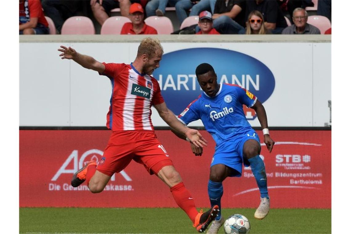 Heidenheim beendet Negativserie: Kiel weiter ohne Punkt Heidenheims Sebastian Griesbeck und Kiels Makana Baku (l-r.) im Zweikamof um den Ball. Foto: Stefan Puchner