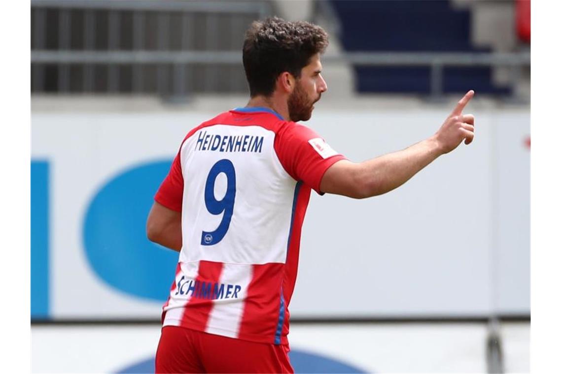 1. FC Heidenheim bleibt im Aufstiegsrennen: 3:0 gegen Aue Heidenheims Stefan Schimmer bejubelt sein Tor zum 3:0. Foto: Tom Weller/dpa-Pool/dpa
