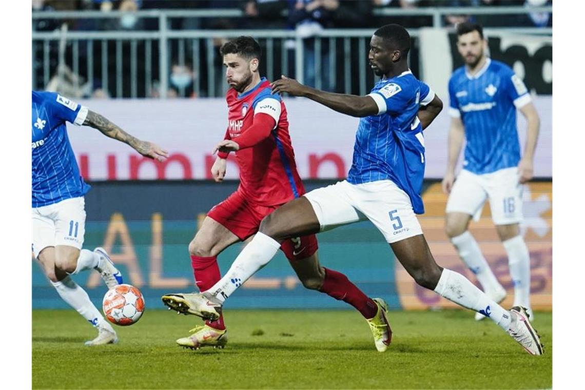 2:3 nach 2:0: Heidenheim verpasst Sieg in Darmstadt Heidenheims Stefan Schimmer (l) und Darmstadts Patric Pfeiffer kämpfen um den Ball. Foto: Uwe Anspach/dpa