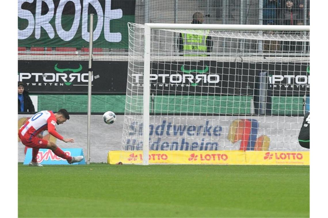 „Nervig“: Heidenheimer Profis kritisieren Videobeweis Heidenheims Tim Kleindienst (l.) schießt das Tor zum 1:0. Foto: Stefan Puchner/dpa