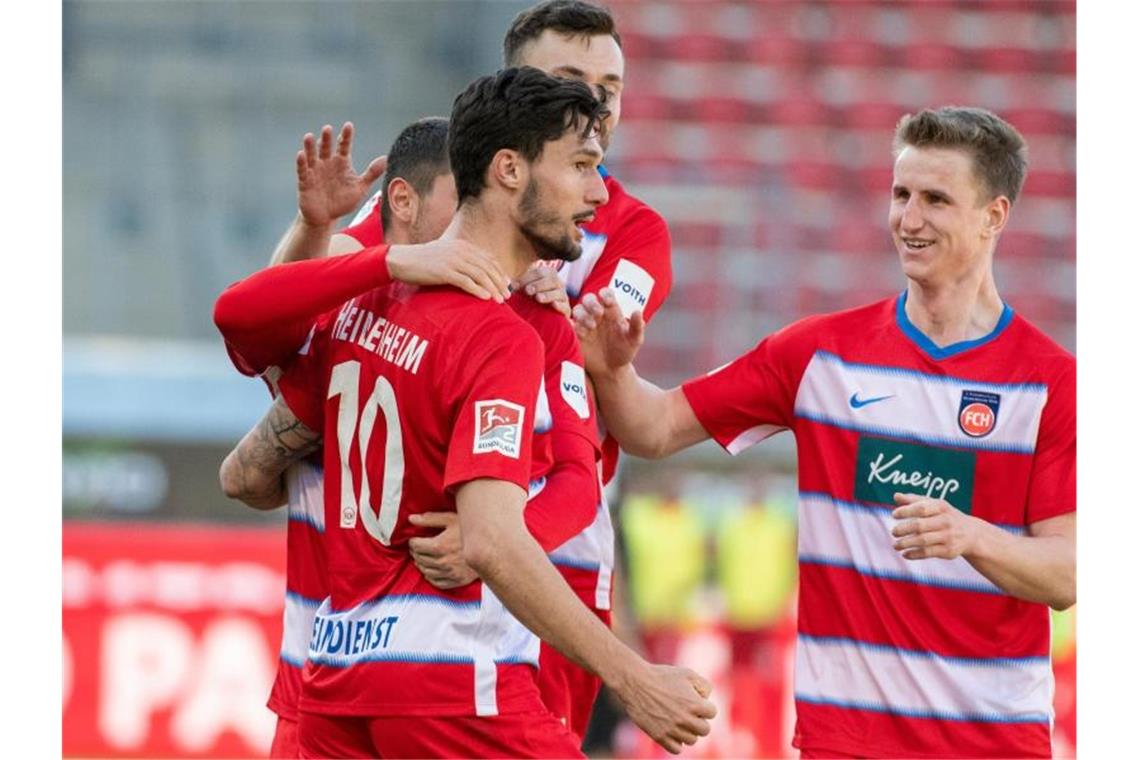 Kleindienst führt Heidenheim zum Sieg gegen Düsseldorf: 3:2 Heidenheims Tim Kleindienst lässt sich feiern. Foto: Stefan Puchner/dpa