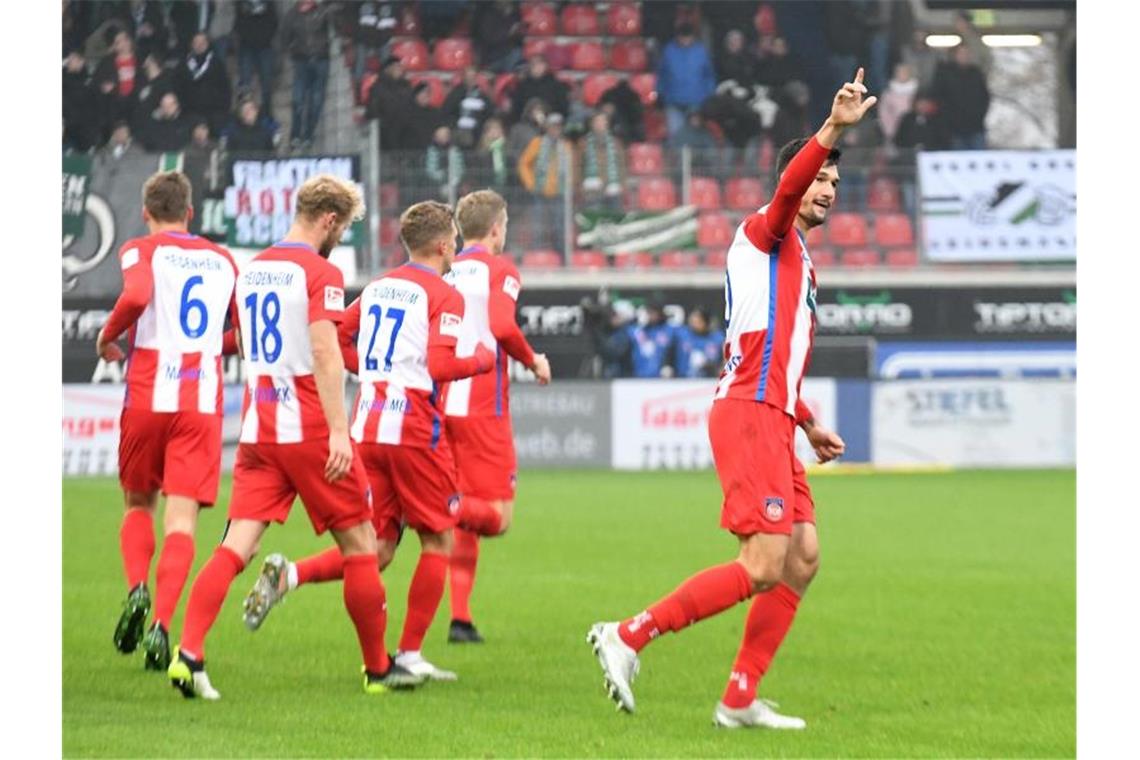 Bielefeld stürmt an die Zweitliga-Spitze Heidenheims Tim Kleindienst (r) jubelt über seinen Führungstreffer. Foto: Stefan Puchner/dpa