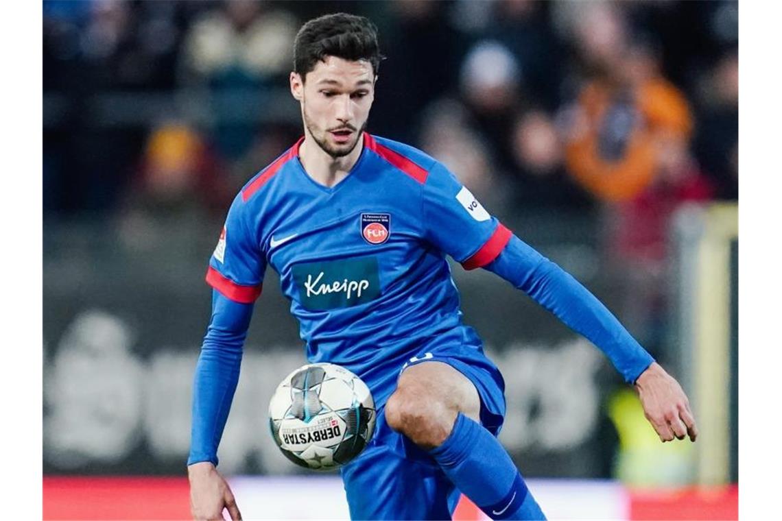 Wer ersetzt Kleindienst? Toptorjäger fehlt in Heidenheim Heidenheims Tim Kleindienst spielt den Ball. Foto: Uwe Anspach/dpa/Archivbild