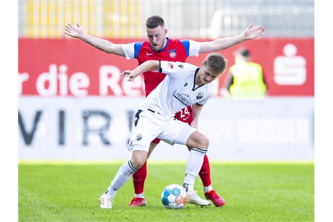 Heidenheim siegt in Sandhausen: Diekmeier erneut verletzt Heidenheims Tobias Mohr (l) in Aktion gegen Sandhausens Carlo Sickinger (r). Foto: Tom Weller/dpa