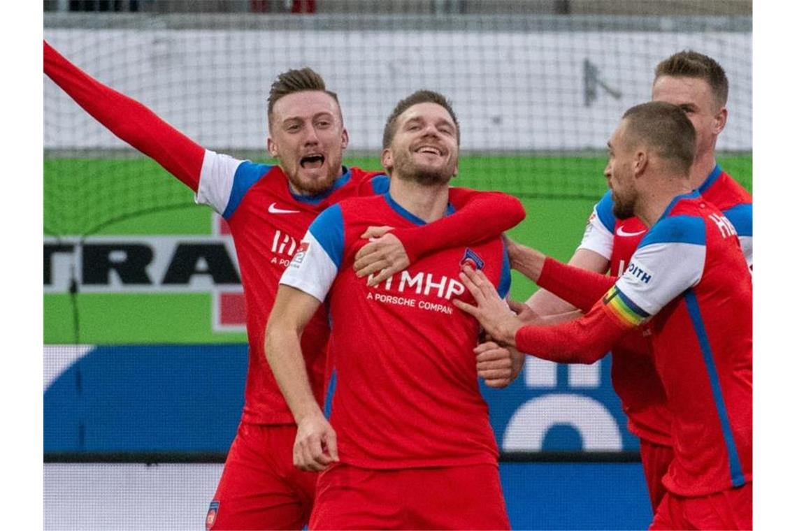 Leipertz trifft spät: Heidenheim besiegt Kiel mit 2:1 Heidenheims Tobias Mohr (l-r), Robert Leipertz, Patrick Mainka, Jan Schöppner und Stefan Schimmer jubeln. Foto: Stefan Puchner/dpa