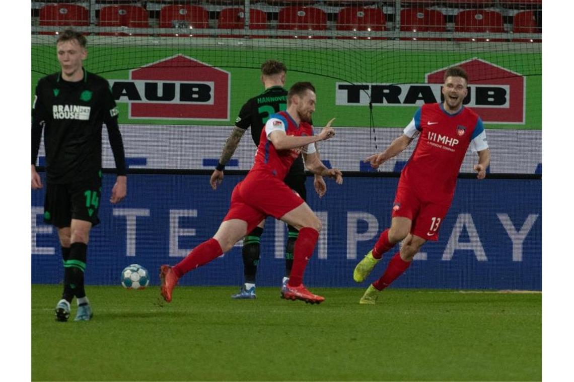 Heidenheim schlägt Hannover 96 und springt auf Platz drei