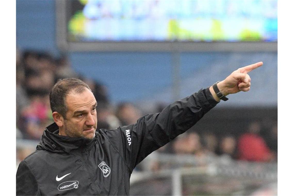 1. FC Heidenheim: Endet die schwarze Serie gegen Regensburg? Heidenheims Trainer Frank Schmidt deutet nach oben. Foto: Stefan Puchner/dpa/Archivbild