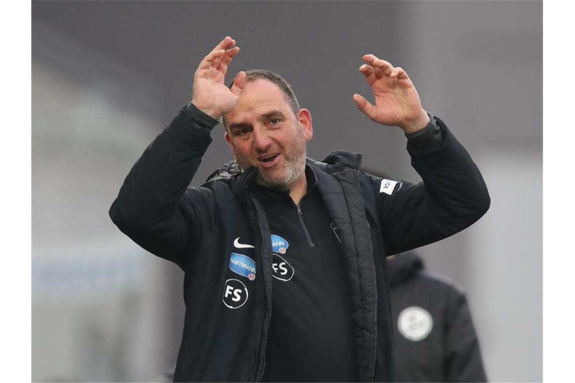 Bundesliga-Aufstieg? Davon will Heidenheim nichts wissen Heidenheims Trainer Frank Schmidt gestikuliert am Spielfeldrand. Foto: Daniel Karmann/dpa/Archivbild