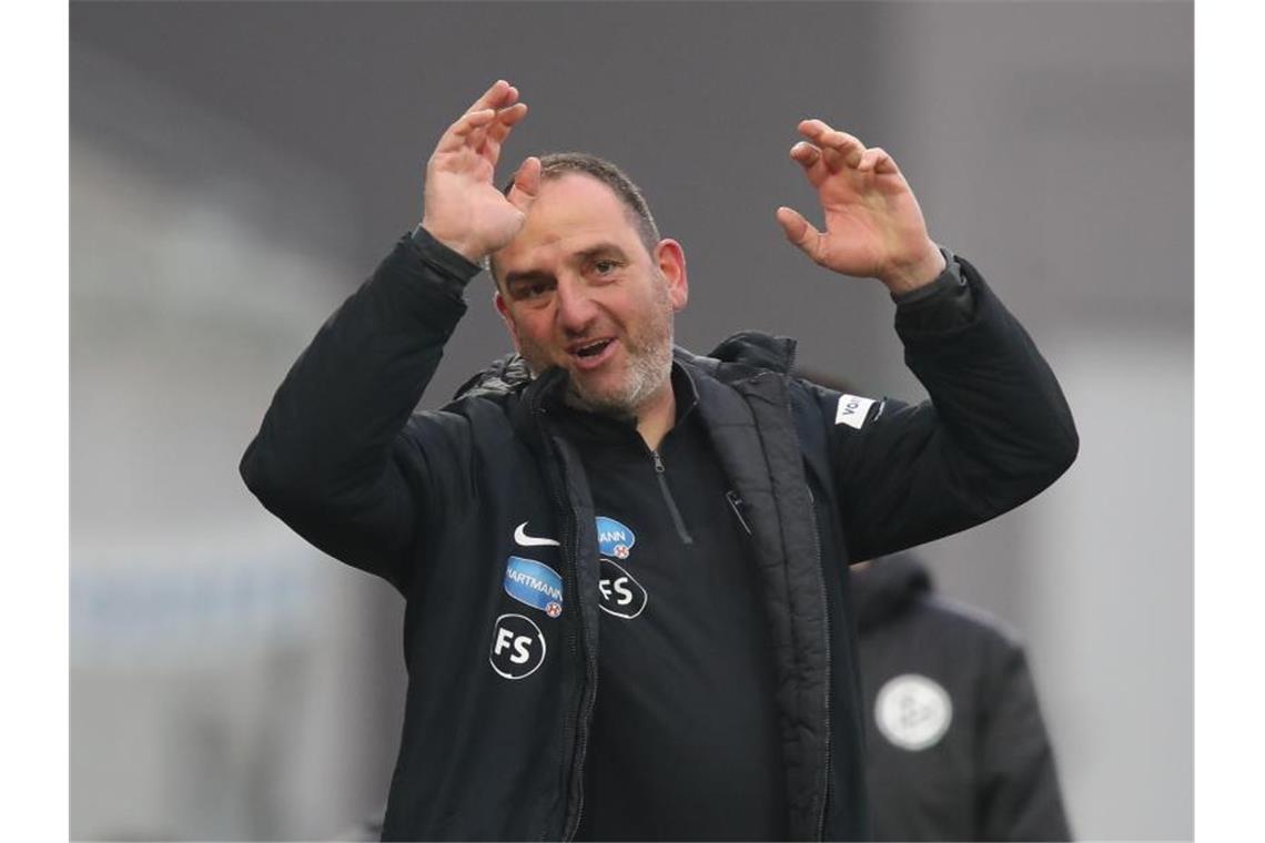 Heidenheims Trainer Frank Schmidt gestikuliert am Spielfeldrand. Foto: Daniel Karmann/dpa/Archivbild