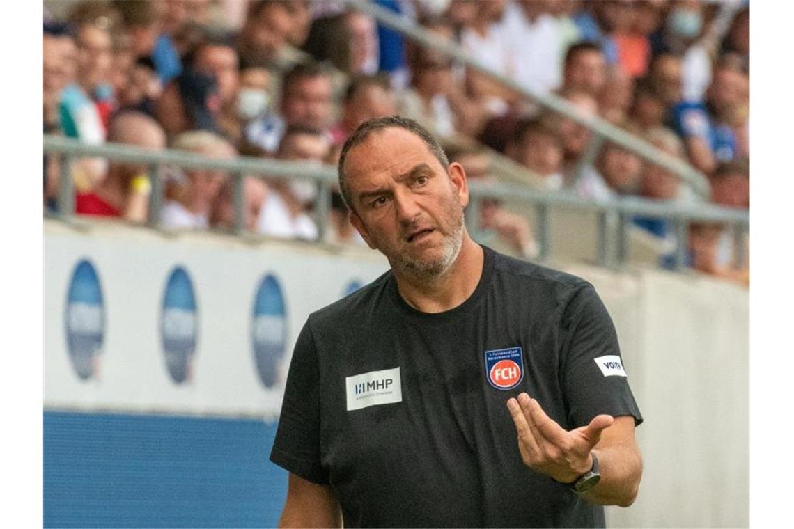 Heidenheims Schmidt warnt vor 96-Stürmer Ducksch Heidenheims Trainer Frank Schmidt gestikuliert am Spielfeldrand. Foto: Stefan Puchner/dpa/Archivbild