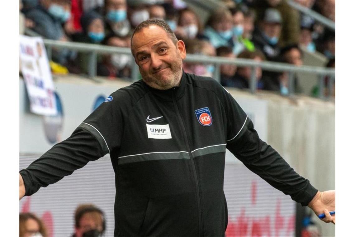 Heidenheims Trainer Schmidt warnt vor Kampfspiel in Aue Heidenheims Trainer Frank Schmidt gestikuliert am Spielfeldrand. Foto: Stefan Puchner/dpa/Archivbild