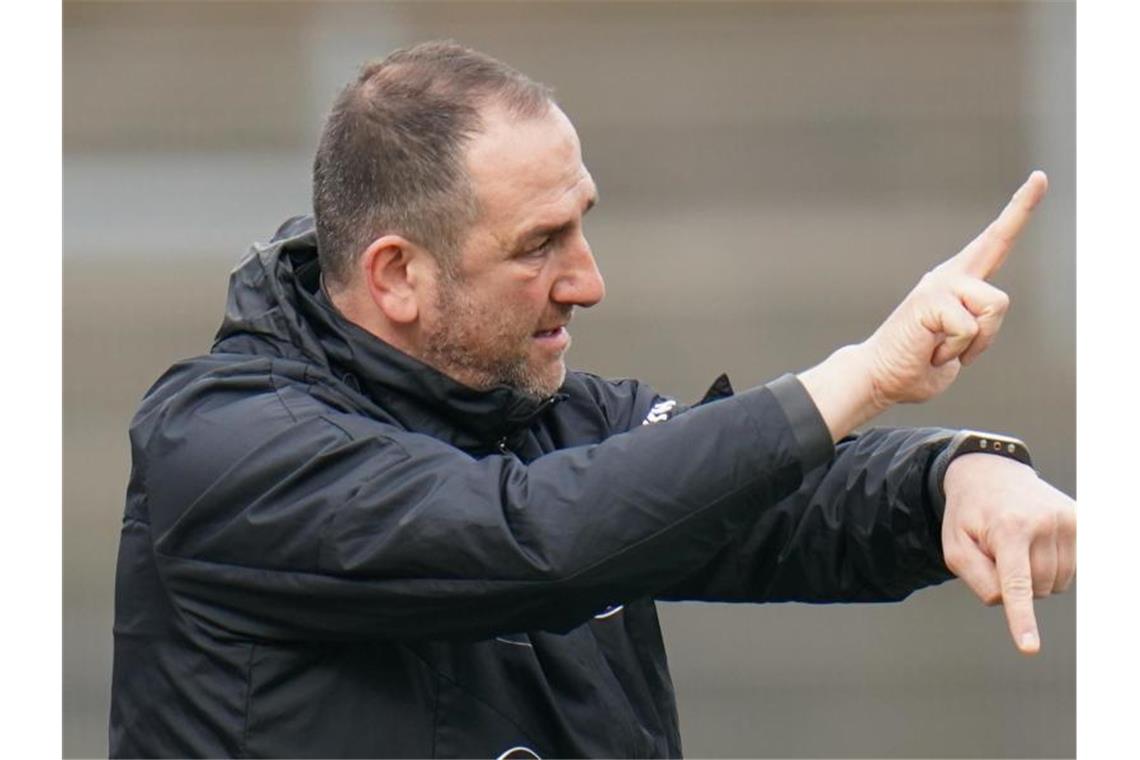 Heidenheim trainiert erstmals wieder mit Ball Heidenheims Trainer Frank Schmidt gestikuliert. Foto: Thomas Frey/dpa/Archivbild