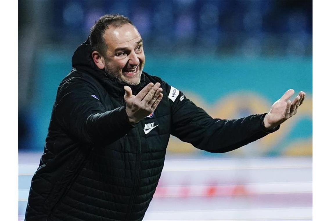 Spiel bei St. Pauli: Heidenheim sucht den Busch-Vertreter Heidenheims Trainer Frank Schmidt gestikuliert. Foto: Uwe Anspach/dpa/Archivbild
