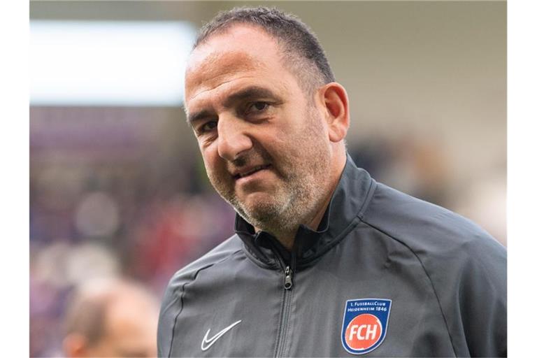 Heidenheims Trainer Frank Schmidt kommt in das Stadion vor Beginn des Spiels. Foto: Robert Michael/dpa-Zentralbild/dpa/Archivbild