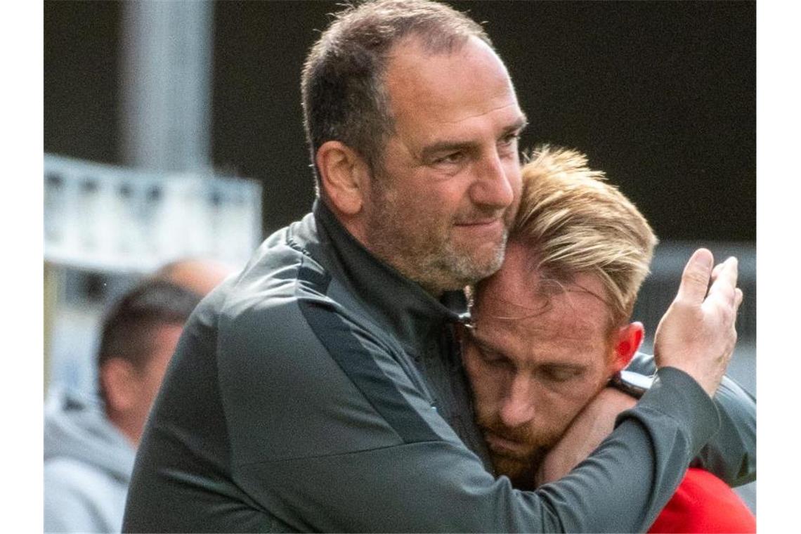 Schnatterer: Emotionaler Abschied aus Heidenheim Heidenheims Trainer Frank Schmidt (l) umarmt Marc Schnatterer. Foto: Stefan Puchner/dpa