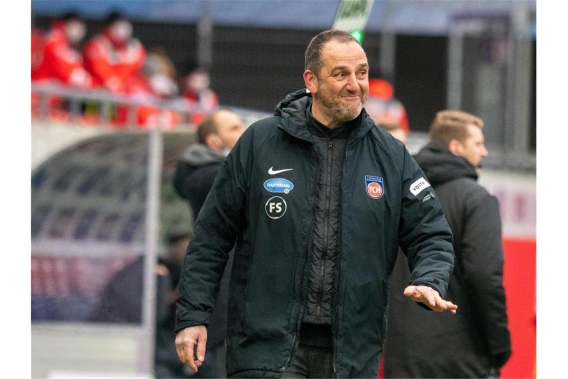 Heidenheims Trainer Frank Schmidt reagiert an der Seitenlinie. Foto: Stefan Puchner/dpa