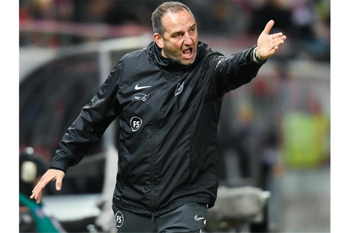 Heidenheims Trainer Frank Schmidt steht am Spielfeldrand. Foto: Tom Weller/dpa/Archivbild