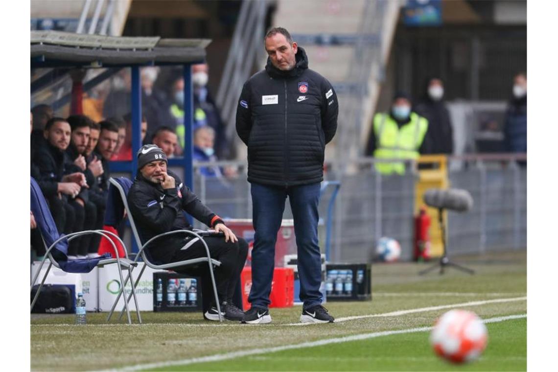 Heidenheims Schmidt warnt vor Schlusslicht Ingolstadt Heidenheims Trainer Frank Schmidt steht an der Seitenlinie und schaut auf den Ball. Foto: Friso Gentsch/dpa/Archivbild