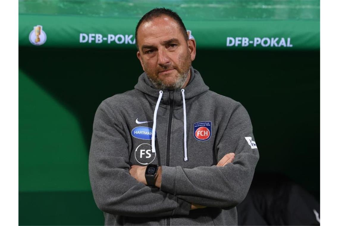 Heidenheim vor Spiel in Aue: Fünfter, aber Blick nach unten Heidenheims Trainer Frank Schmidt steht an der Seitenlinie. Foto: Carmen Jaspersen/dpa