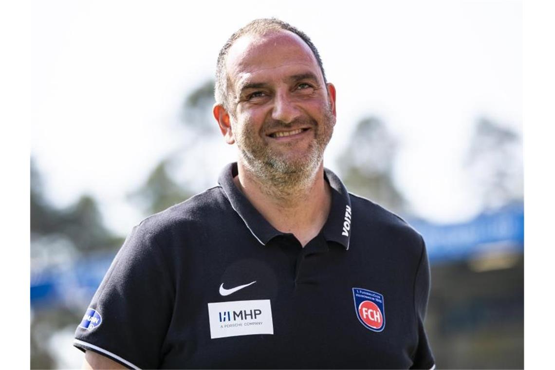 Langzeit-Coach Schmidt: „Immer Heidenheim - warum nicht?“ Heidenheims Trainer Frank Schmidt steht vor dem Spiel im Stadion. Foto: Tom Weller/dpa/Archiv