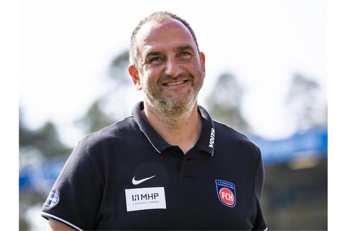 Heidenheim setzt gegen St. Pauli auf besondere Strategie Heidenheims Trainer Frank Schmidt steht vor einem Spiel im Stadion. Foto: Tom Weller/dpa/Archivbild