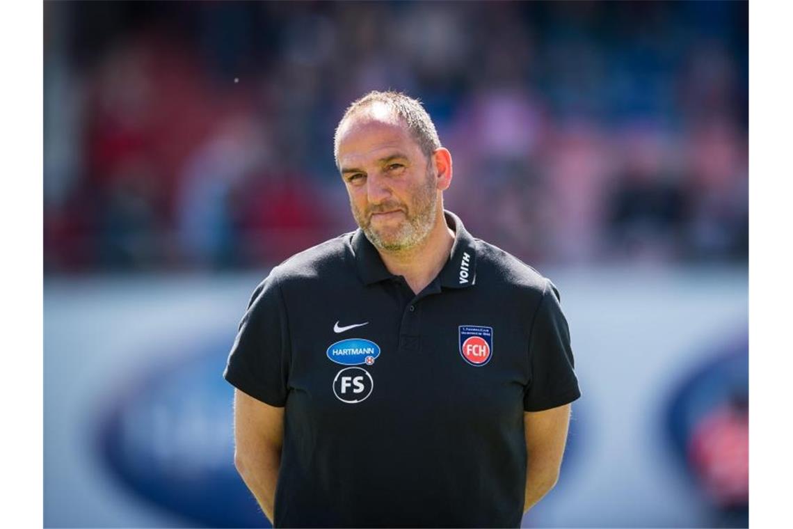 1. FC Heidenheim strebt beste Zweitliga-Platzierung an Heidenheims Trainer Frank Schmidt steht vor Spielbeginn auf dem Rasen. Foto: Christoph Schmidt/Archiv
