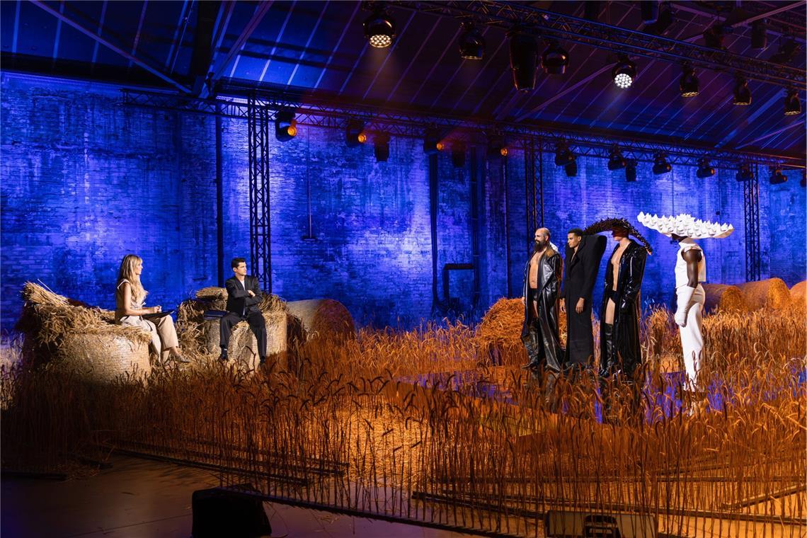 Heidi Klum bewertet die Models in Folge 3 gemeinsam mit Supermodel Sean O'Pry.