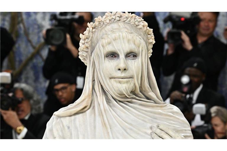 Heidi Klum kommt als Statue zur Met-Gala.