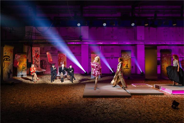 Heidi Klum mit den drei Gastjuroren der 6. Folge: Armin Morbach, Nadja Auermann und Kilian Kerner (v. l.).