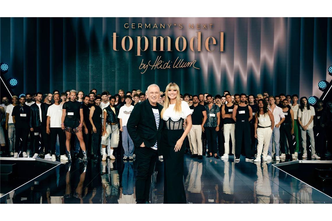 Heidi Klum wird zum Start von Jean Paul Gaultier unterstützt.