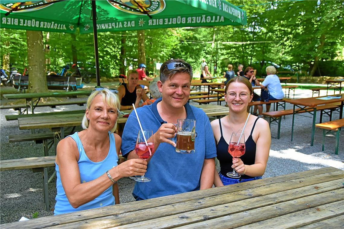 Kühle Oasen in der Sommerhitze Heidi (links) und Mara Rothenburger lassen es sich mit Andreas Rothmann im anfangs noch moderat gefüllten Waldheim im Backnanger Plattenwald schmecken.